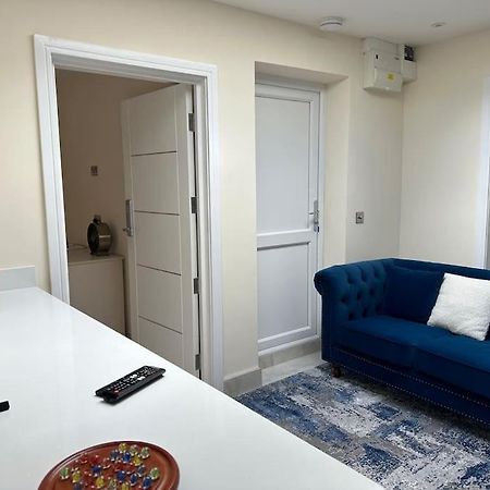 Cozycorner - 2 Bed In Egham Heathrow Windsor Villa Exterior photo